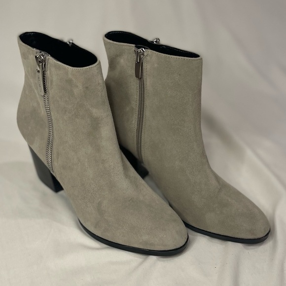 Nine West Neva2 Ankle Boot women size 8.5M gray suede 3 in. heel dbl zipper NWOB - Picture 3 of 12